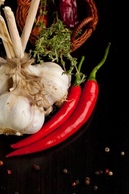 sarımsak, biber ve kekik demet