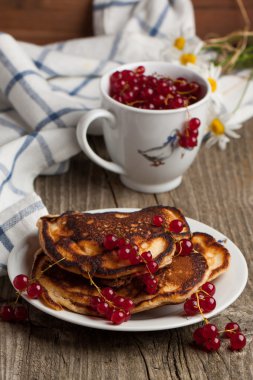 Frenk üzümü ile Pancakes