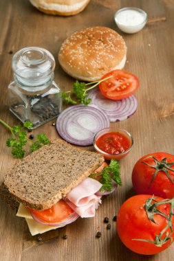 Jambonlu ve domatesli taze sandviç.