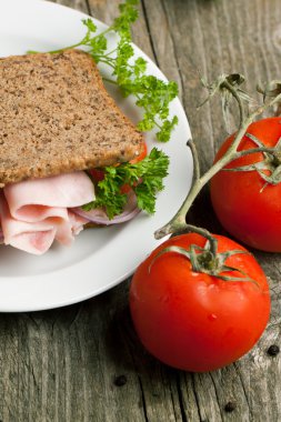 sandviç ve çekici ile tabak taze domates