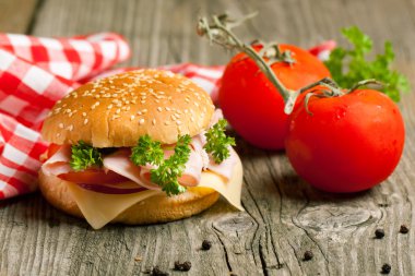 Jambonlu ve domatesli taze sandviç.