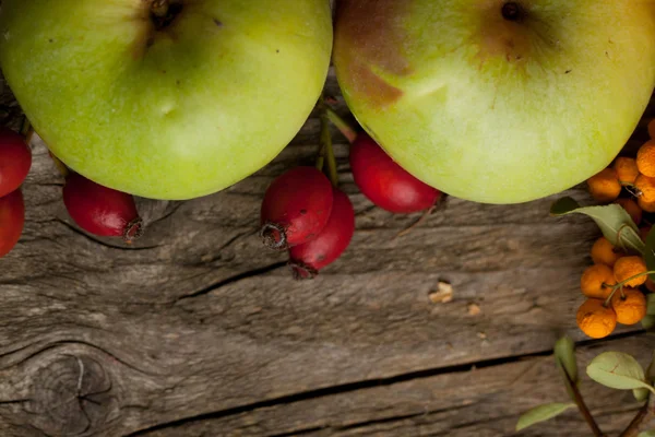 Фон с яблоками и ягодами — стоковое фото