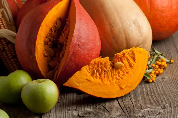 Orange pumpkins and apples — Stock Photo, Image