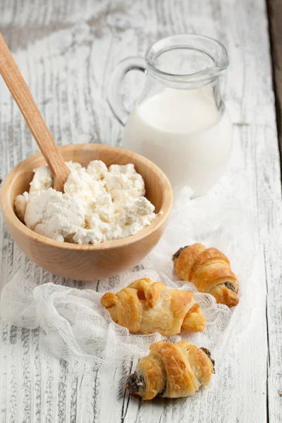 Bolachas, leite e queijo cottage — Fotografia de Stock