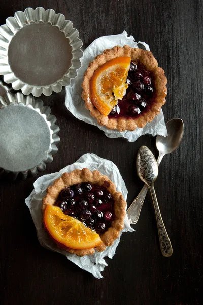 Sweet tartlets with jar of jam — Stock Photo, Image