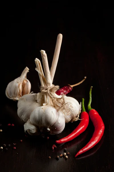 Csomó chili paprika, fokhagyma, kakukkfű — Stock Fotó