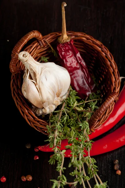 Koš s česnekem, chilli a tymiánu — Stock fotografie