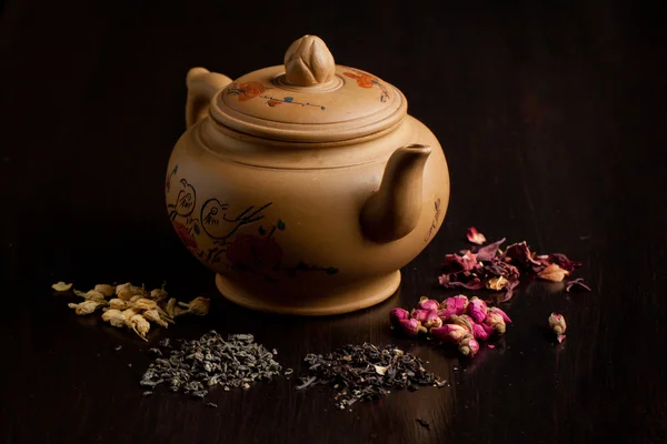 Teapot and dry tea variation — Stock Photo, Image
