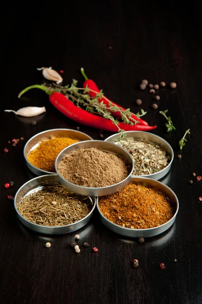 Keverjük össze a fűszerekkel, chili paprika — Stock Fotó