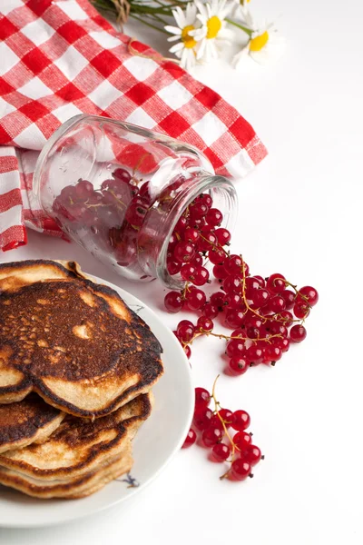 Pfannkuchen mit roten Johannisbeeren — Stockfoto