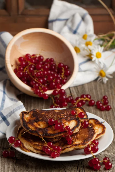 Pancakes with red currant — Stock Photo, Image