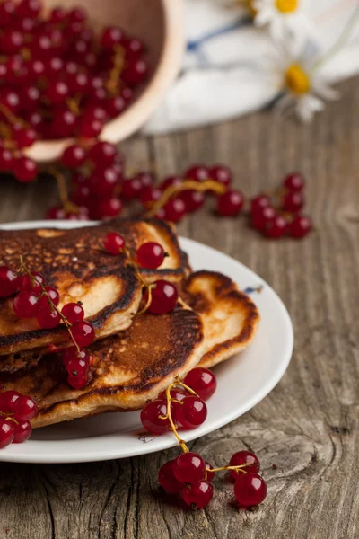 Pancakes with red currant — Stock Photo, Image