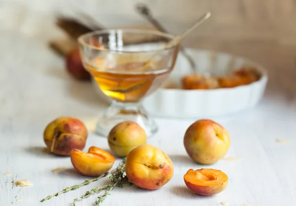 Čerstvé meruňky s medem — Stock fotografie