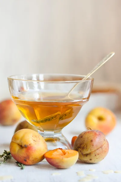 Fresh apricots with honey — Stock Photo, Image