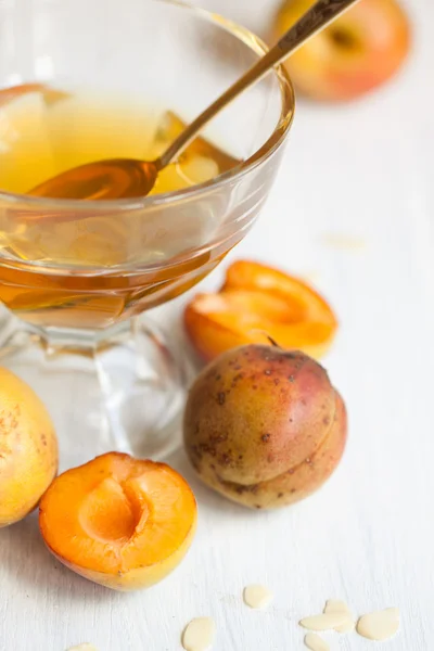Fresh apricots with honey — Stock Photo, Image