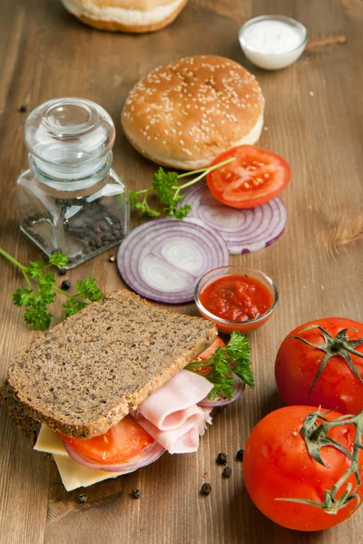 Jambonlu ve domatesli taze sandviç.