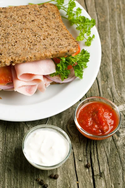 Verse sandwich met sauzen — Stockfoto