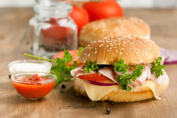 Φρέσκο σάντουιτς με ζαμπόν και ντομάτα — Φωτογραφία Αρχείου