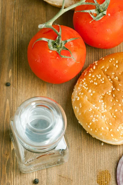 Färska tomater och burger's bulle — Stockfoto