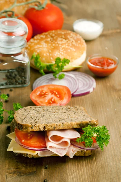 Jambonlu ve domatesli taze sandviç.