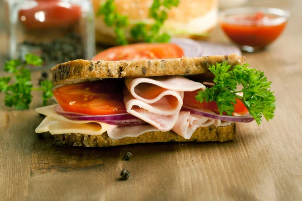 新鲜三明治加火腿和西红柿 — 图库照片