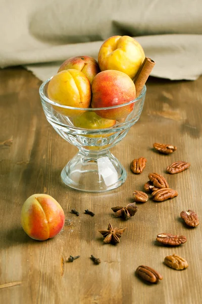 Albaricoques frescos con frutos secos — Foto de Stock