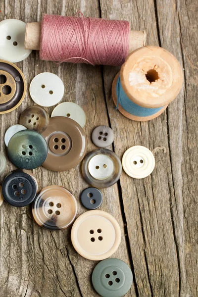 Bobine di fili e bottoni — Foto Stock