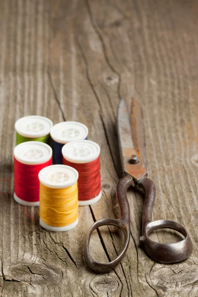 Scissors and threads — Stock Photo, Image