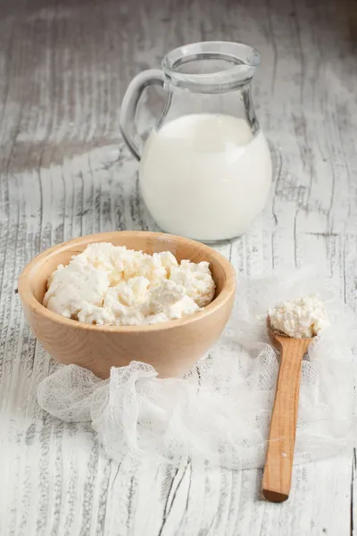 Queso de cabaña y leche Fotos de stock