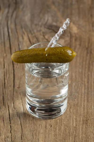 Vodka a okurka — Stock fotografie