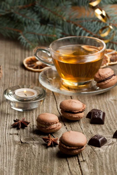 Macaroons de chocolate e xícara de chá — Fotografia de Stock