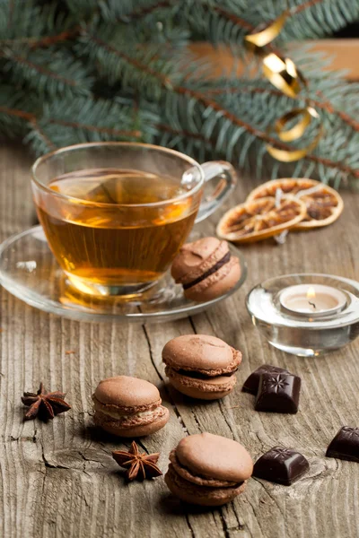 Macarrones de chocolate y taza de té — Foto de Stock