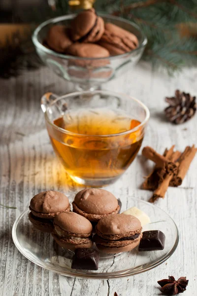 Macaroons de chocolate e xícara de chá — Fotografia de Stock