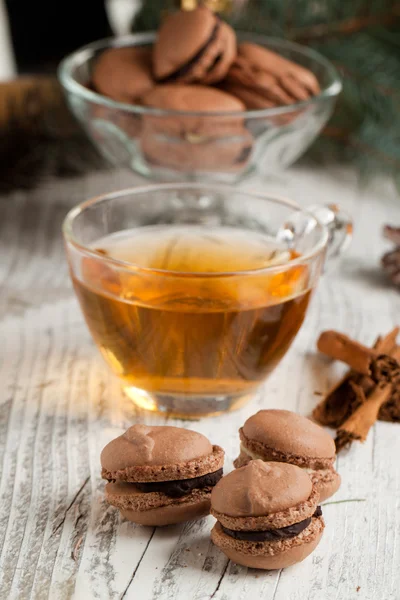 Macarons de chocolate e xícara de chá — Fotografia de Stock