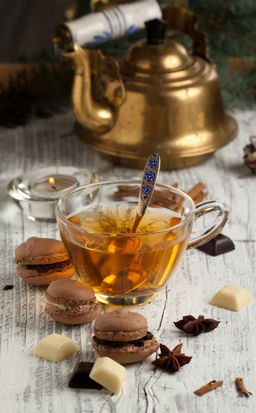 Maccheroni al cioccolato e tazza di tè — Foto Stock