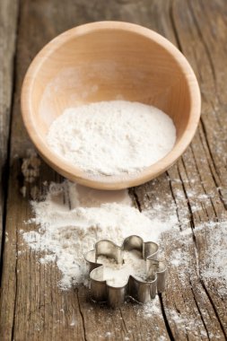 ahşap kase un ve çerez kesici ile