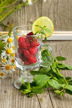 Olgun taze Ahududu ve papatya çiçekleri