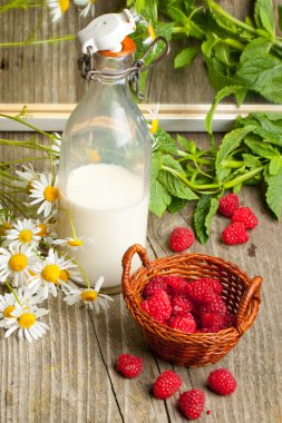 Olgun taze Ahududu ve süt