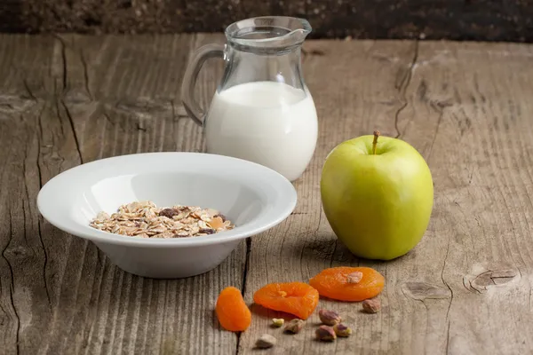 Petit déjeuner avec muesli, lait et pomme — Photo