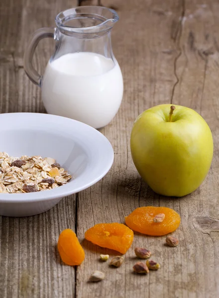 Frühstück mit Müsli, Milch und Apfel — Stockfoto