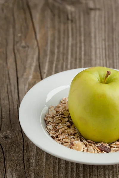 Assiette de muesli à la pomme verte — Photo