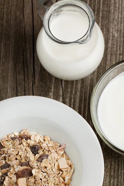 Ontbijt met yoghurt en muesli — Stockfoto