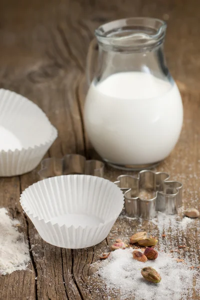 Teig, Zucker, Milch und Ausstechformen — Stockfoto