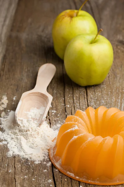 小麦粉とリンゴの木のスプーン — ストック写真
