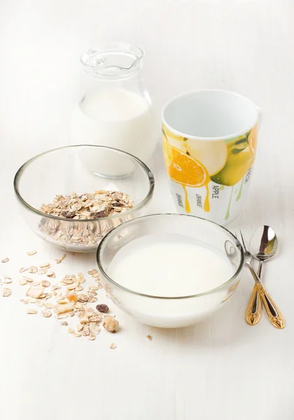 Завтрак с йогуртом и мюсли — стоковое фото