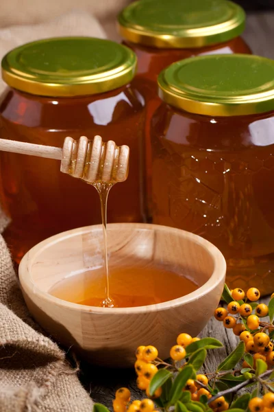 Flowing honey and berries — Stock Photo, Image