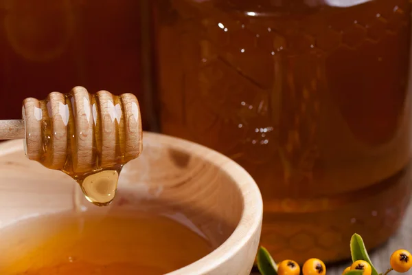 Flowing honey — Stock Photo, Image
