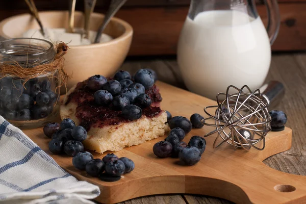 Yaban mersinli pasta