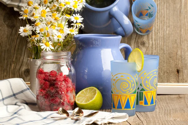 Glas lemonad och hallon — Stockfoto