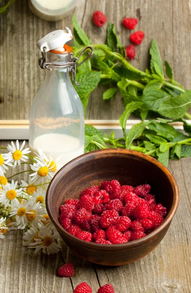 Verse rijpe frambozen en melk — Stockfoto